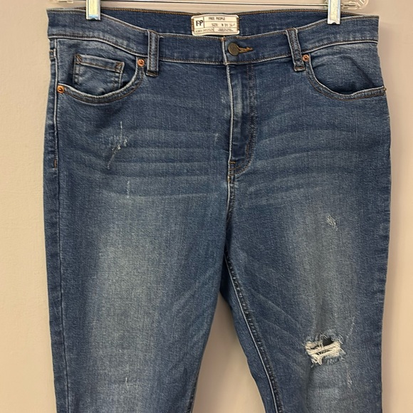 Free People Distressed ripped high rise Jeans size 31 short - Picture 2 of 8